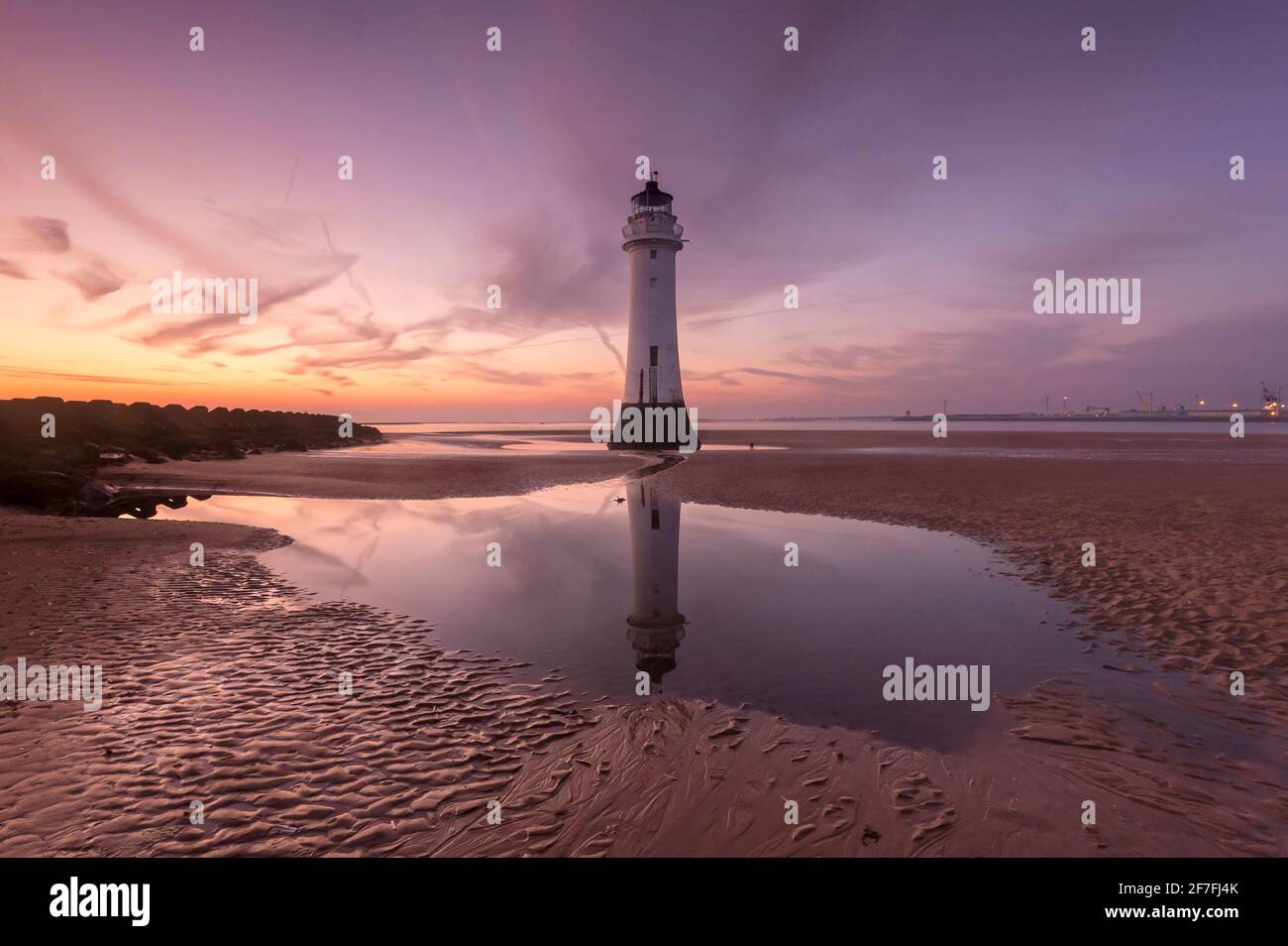 Tramonto al faro di Perch Rock, New Brighton, Cheshire, Inghilterra, Regno Unito, Europa Foto Stock