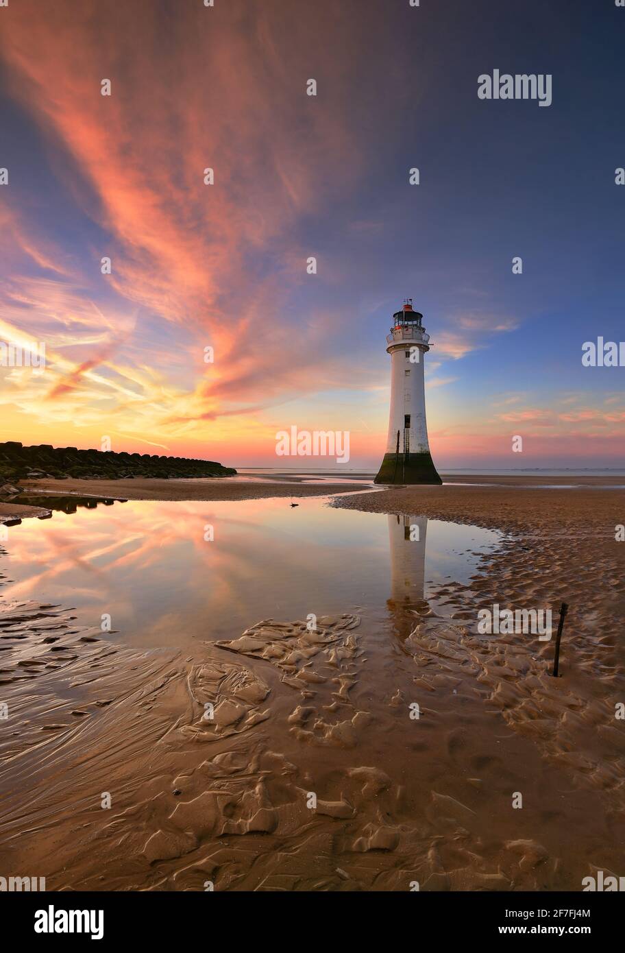 Faro di Perch Rock riflesso al tramonto, New Brighton, Cheshire, Inghilterra, Regno Unito, Europa Foto Stock