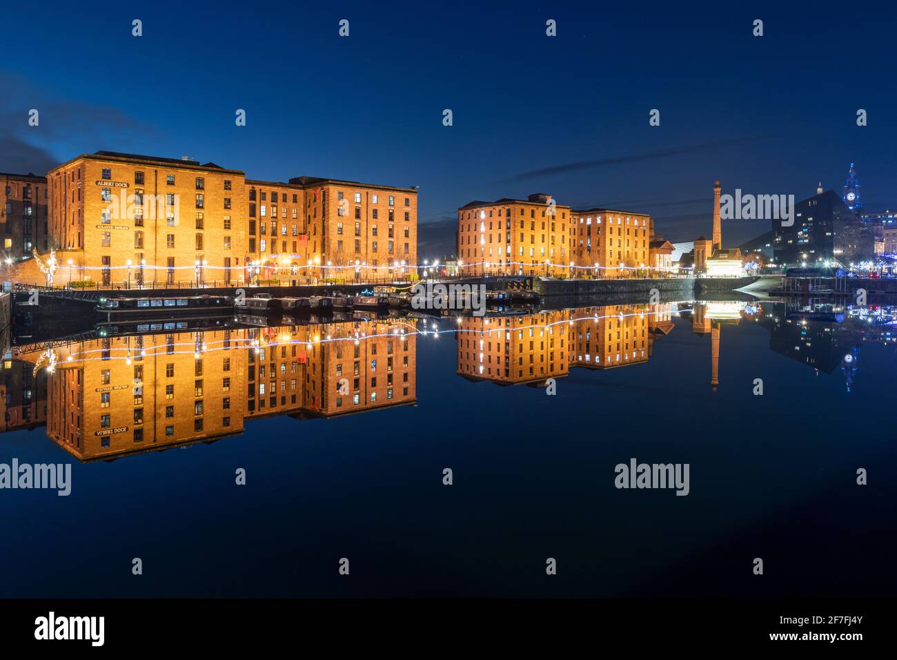Il Royal Albert Dock riflette di notte, patrimonio dell'umanità dell'UNESCO, Liverpool, Merseyside, Inghilterra, Regno Unito, Europa Foto Stock