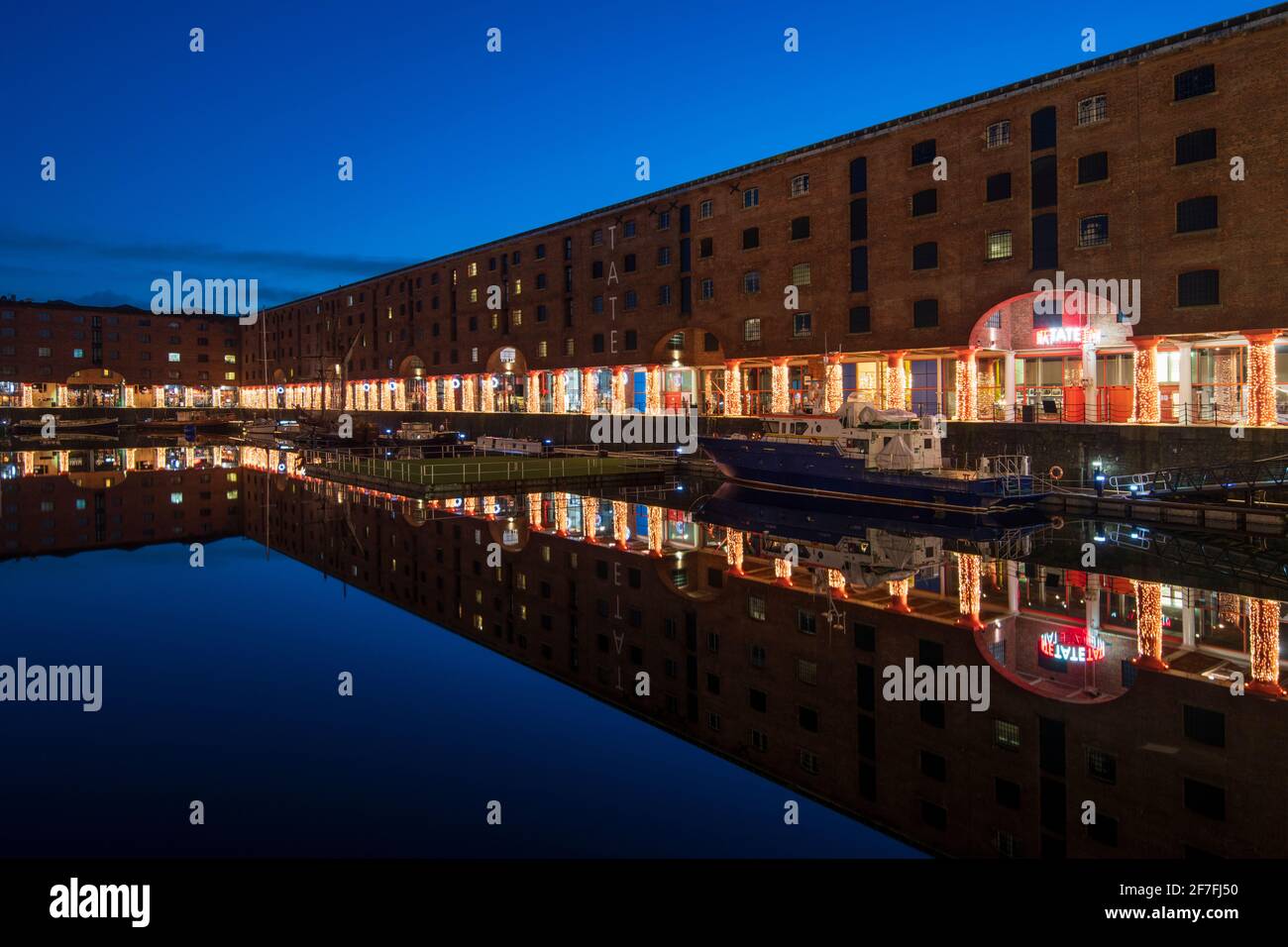 Vista riflessa a Natale del Royal Albert Dock and Tate Museum, Liverpool, Merseyside, Inghilterra, Regno Unito, Europa Foto Stock