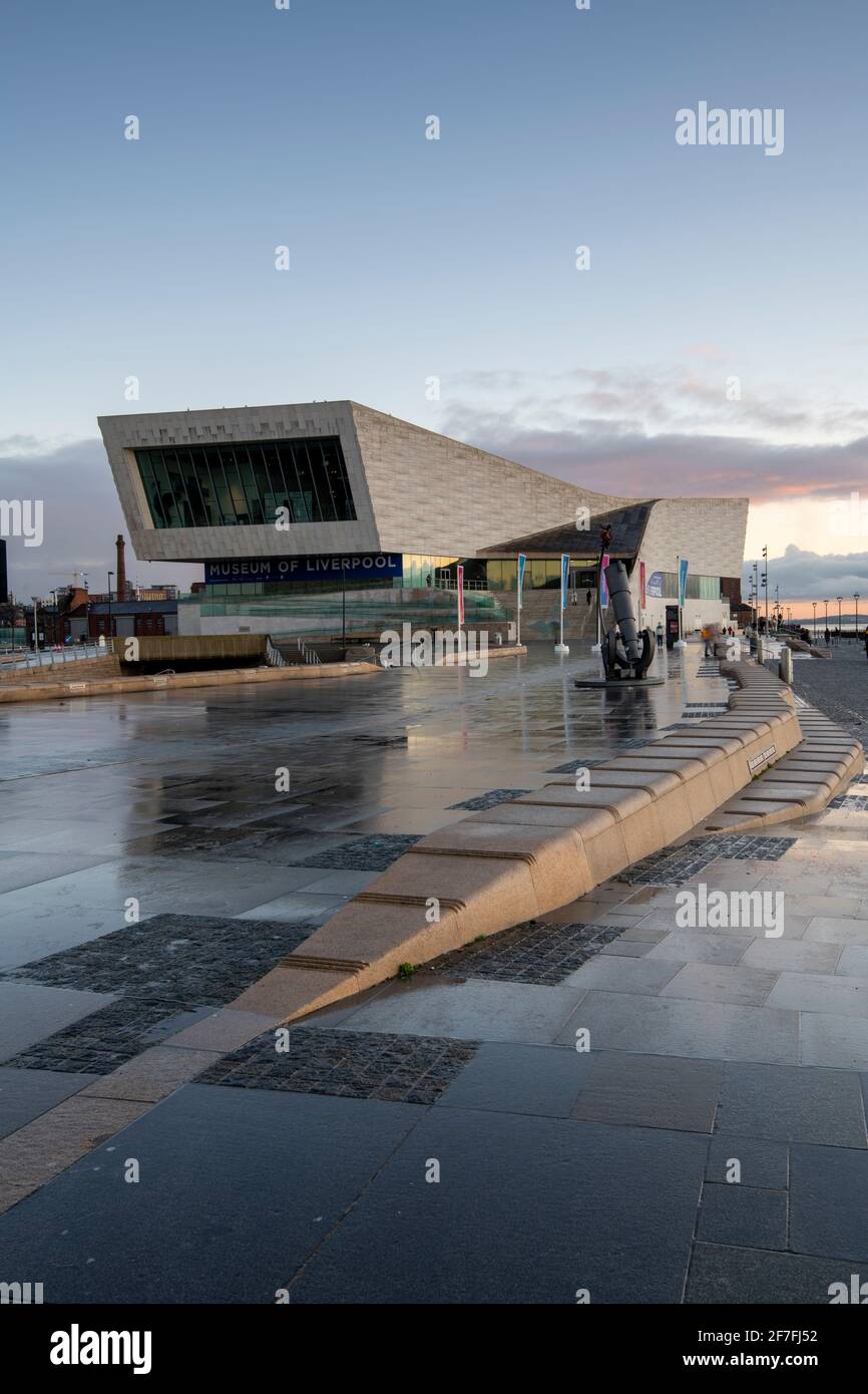 The Liverpool Museum on Liverpool Waterfront, Liverpool, Merseyside, Inghilterra, Regno Unito, Europa Foto Stock