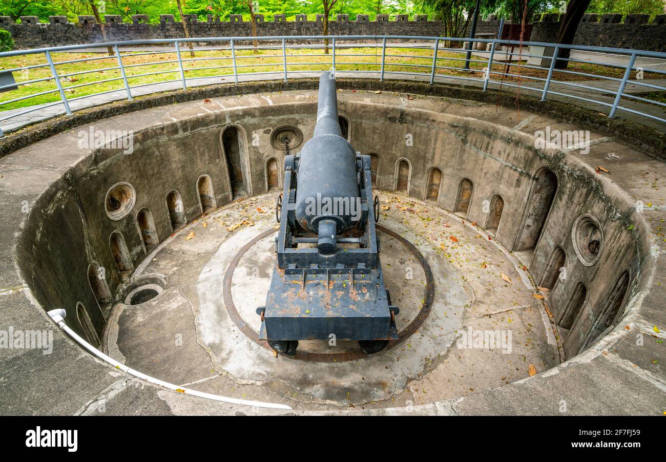 Vista grandangolare della piattaforma di tiro di Zhengwu con il vecchio cannone Nel mezzo del cerchio al forte di Xiuying in Haikou Cina hainan Foto Stock