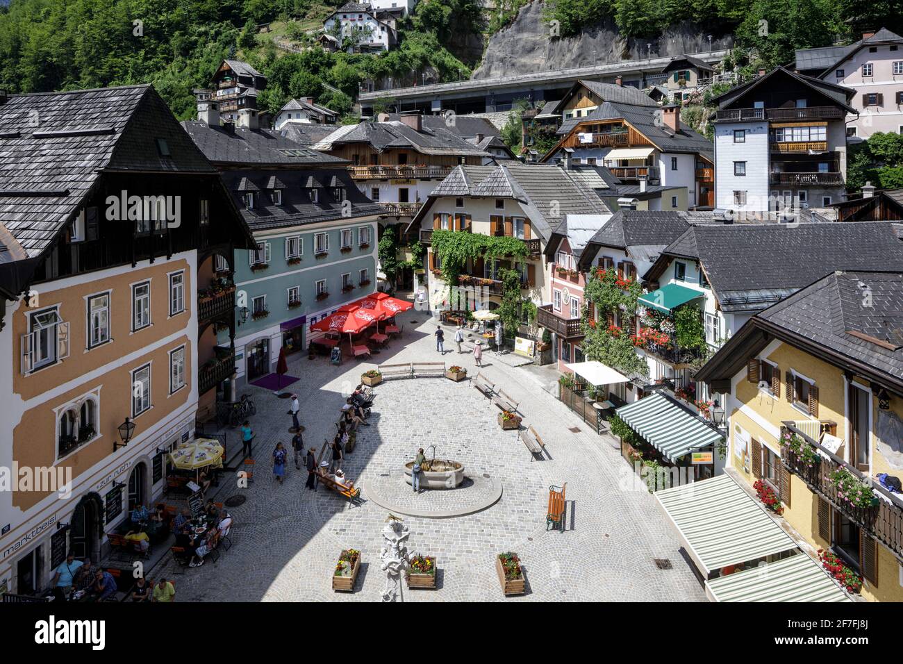 La piccola città di Hallstatt, sulle rive di Hallstatter See, patrimonio dell'umanità dell'UNESCO, Salzkammergut, Austria, Europa Foto Stock
