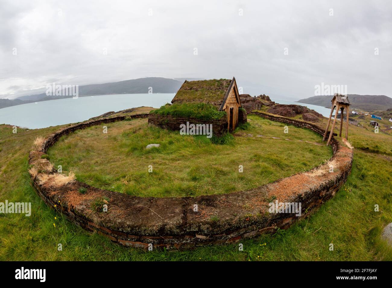 Cappella del Norse alla ricostruzione dell'insediamento norreno di Erik il Rosso a Brattahlid, Groenlandia sudoccidentale, regioni polari Foto Stock
