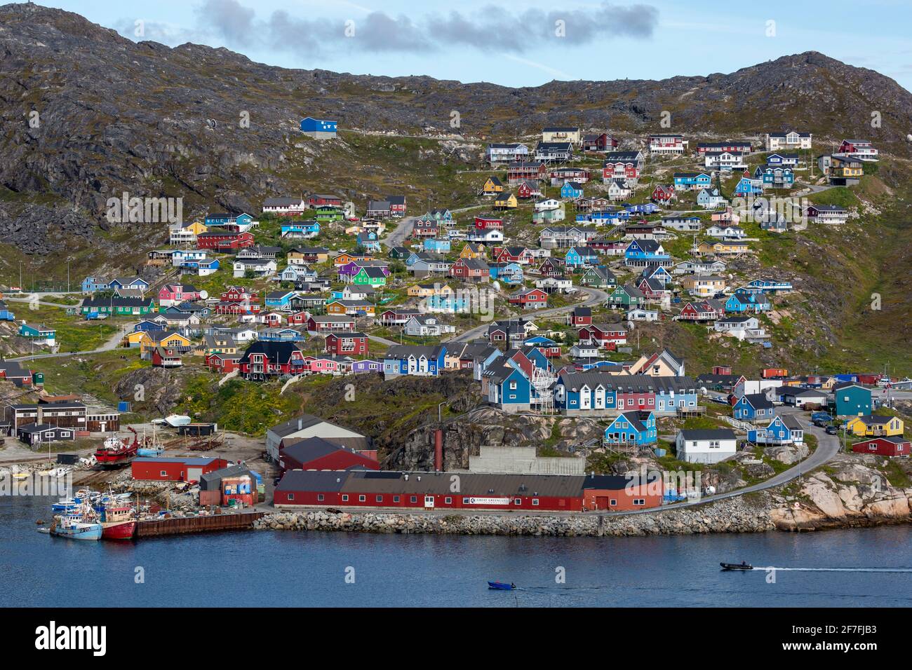 Il porto nel piccolo villaggio Greenlandico di Qaqortoq, ex Julianehab, nella Groenlandia meridionale, regioni polari Foto Stock