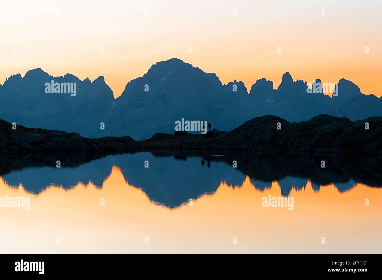 Le Dolomiti di Brenta si riflettono nelle acque incontaminate del Lago Nero di Cornisello all'alba, Trentino-Alto Adige, Italia, Europa Foto Stock