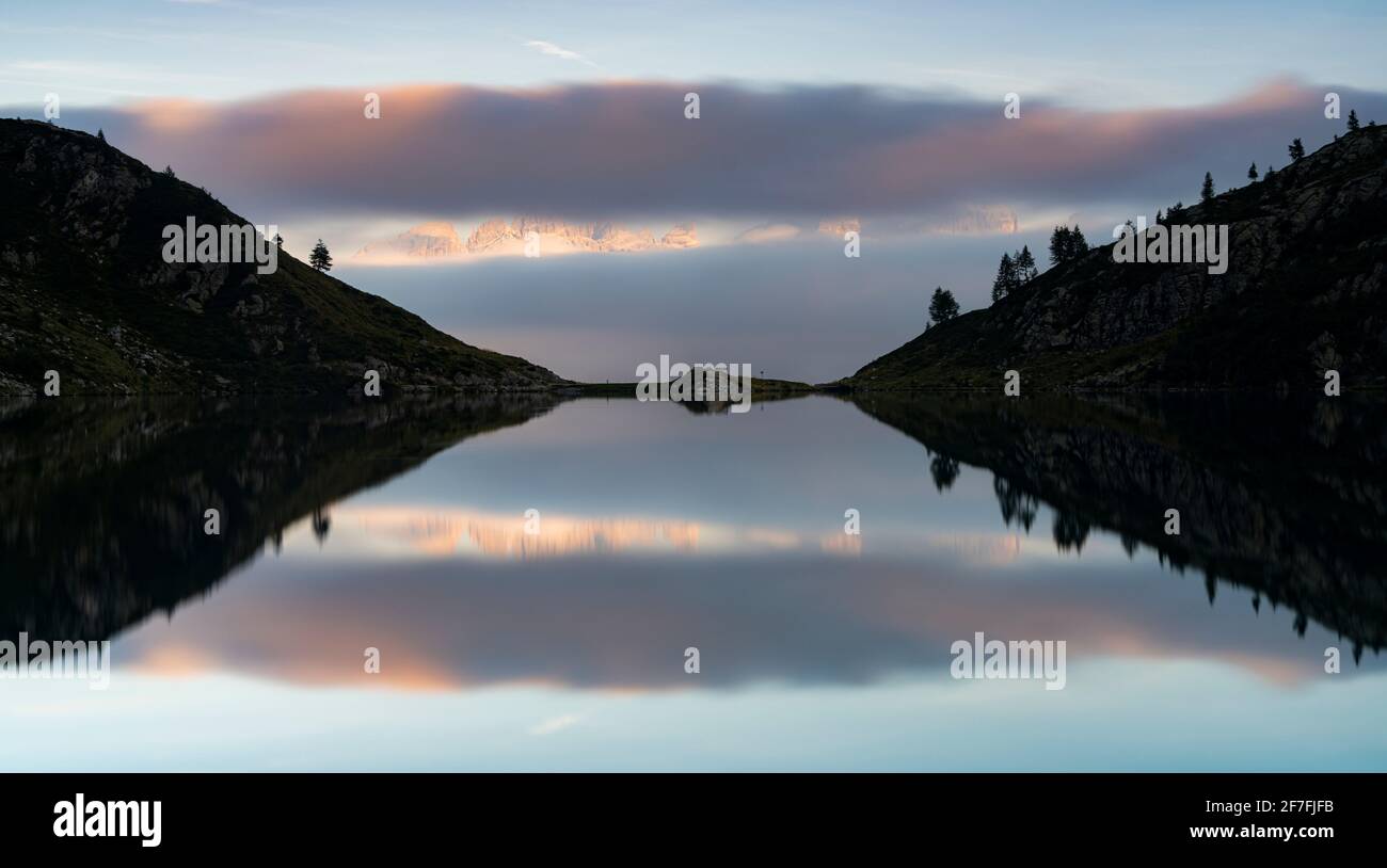 Nuvole sulle Dolomiti di Brenta e sul Lago di ritorno al tramonto, Madonna di Campiglio, provincia di Trento, Trentino-Alto Adige, Italia, Europa Foto Stock