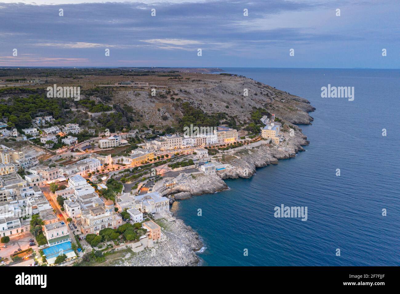 Veduta aerea di Santa Cesarea Terme al tramonto in estate, provincia di Lecce, Salento, Puglia, Italia, Europa Foto Stock