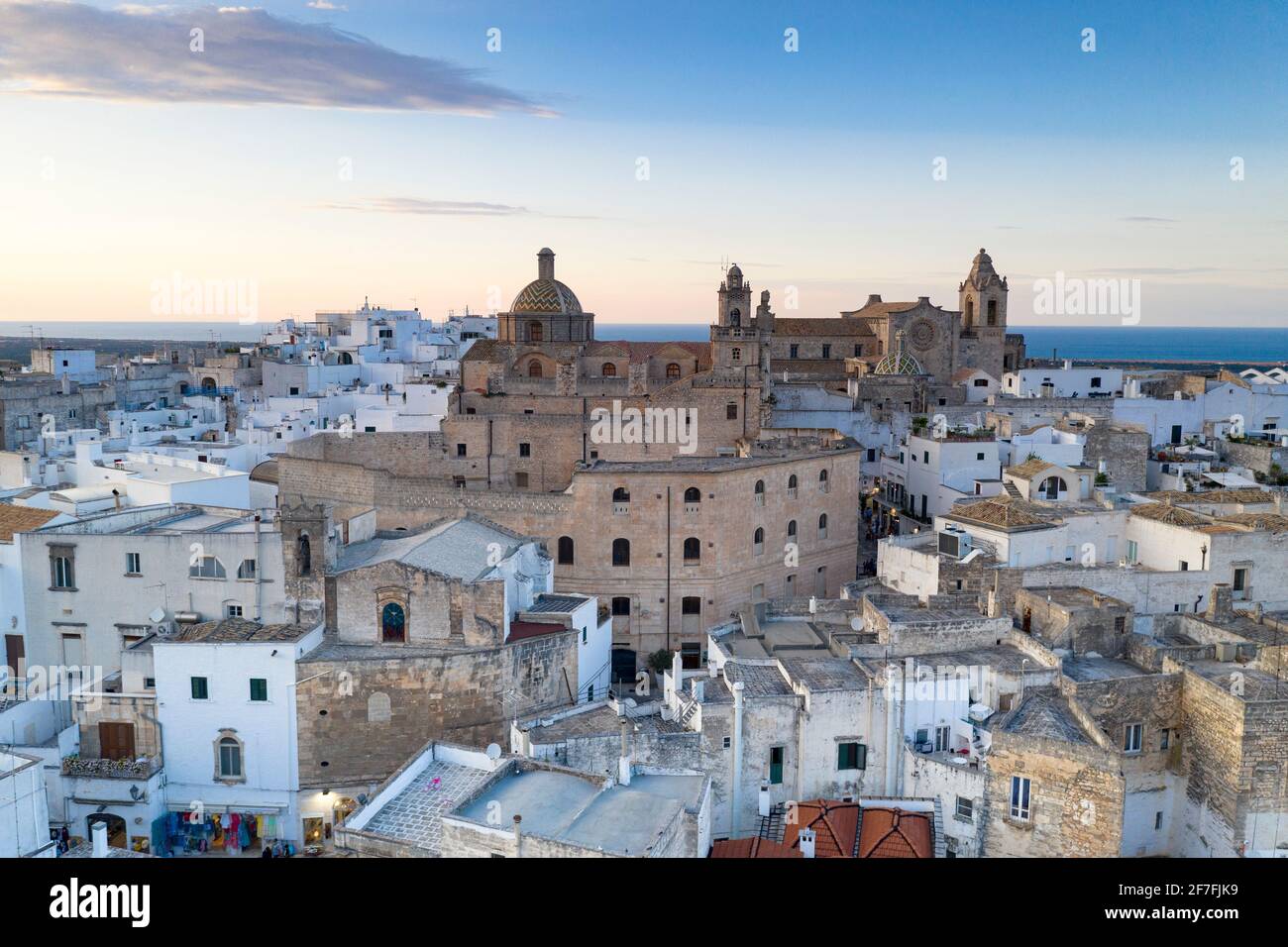 Chiesa e edifici bianchi di Ostuni, vista aerea, provincia di Brindisi, Salento, Puglia, Italia, Europa Foto Stock