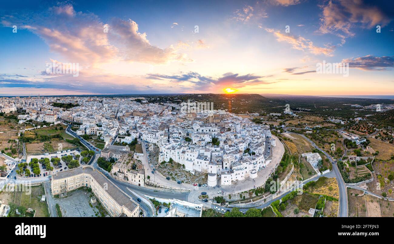 Panoramica aerea di Ostuni al tramonto, provincia di Brindisi, Salento, Puglia, Italia, Europa Foto Stock