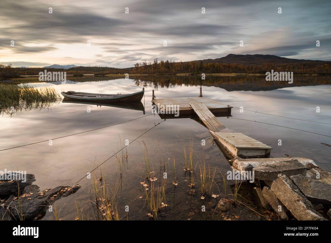 Barca ormeggiata a pontile galleggiante al tramonto, Senja, Norvegia, Scandinavia, Europa Foto Stock