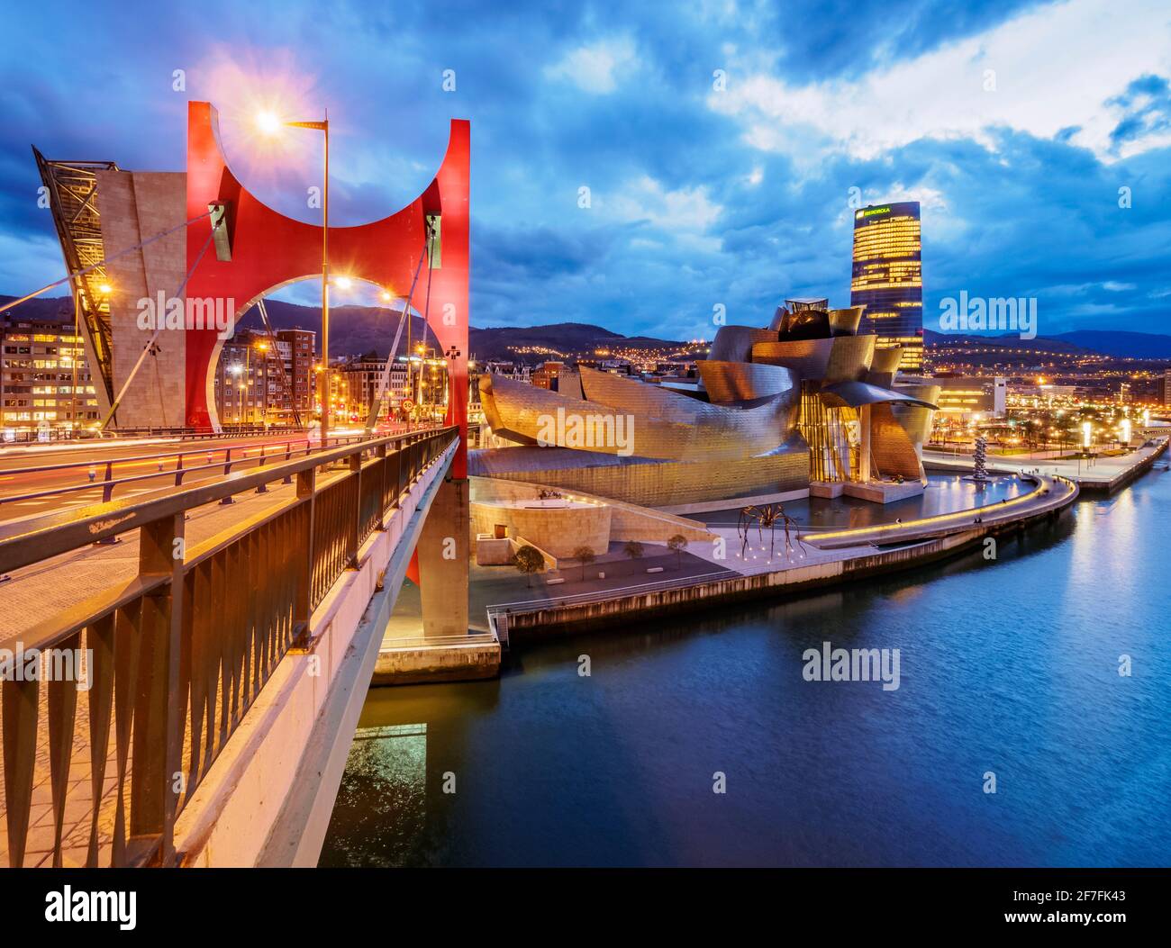 La Salve Bridge e il Museo Guggenheim al crepuscolo, Bilbao, Biscaglia, Paesi Baschi, Spagna, Europa Foto Stock