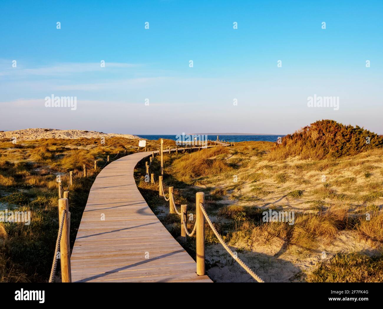Molo di legno di Ses Illetes Beach, Formentera, Isole Baleari, Spagna, Mediterraneo, Europa Foto Stock
