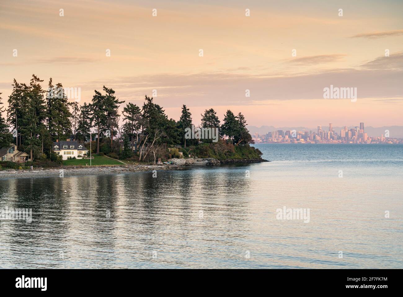 Isola di Bainbridge al tramonto, con il paesaggio urbano di Seattle sullo sfondo, Seattle, contea di Kitsap, stato di Washington, Stati Uniti Foto Stock