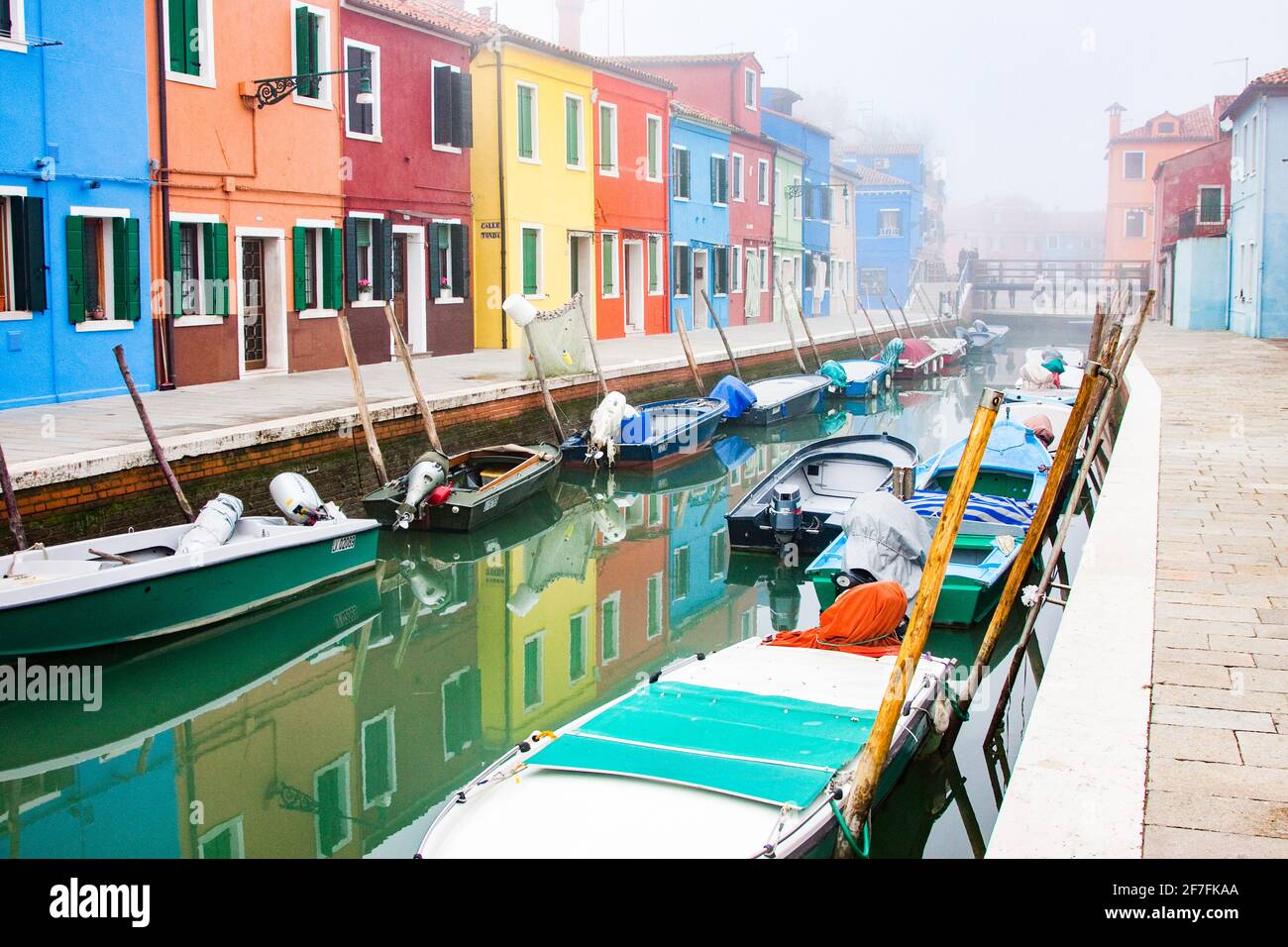 Case di pescatori dai colori vivaci a Burano, città metropolitana di Venezia, patrimonio dell'umanità dell'UNESCO, Veneto, Italia, Europa Foto Stock