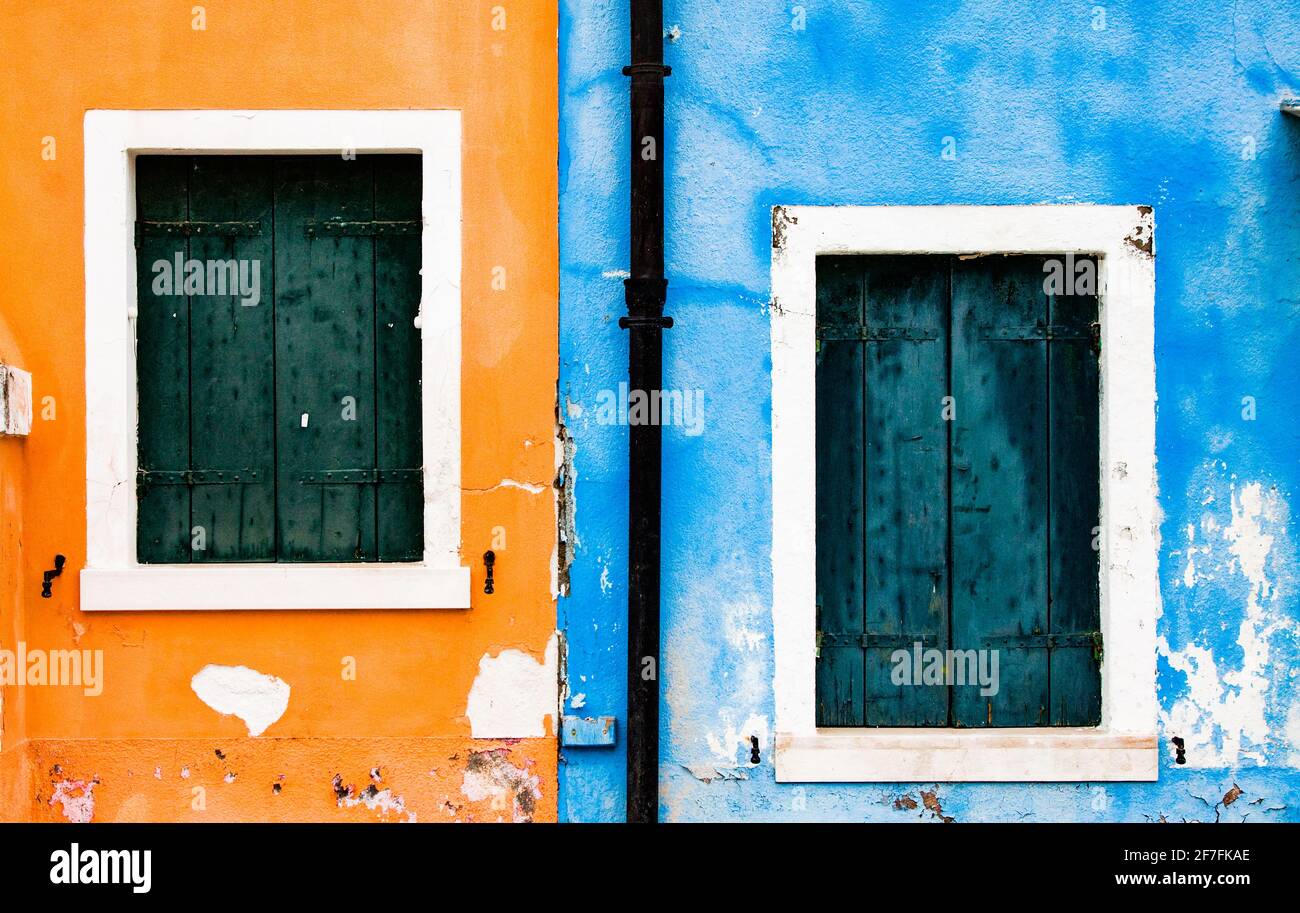 Case di pescatori dai colori vivaci a Burano, città metropolitana di Venezia, Veneto, Italia, Europa Foto Stock