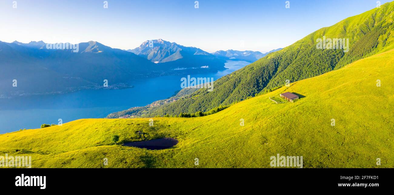 Veduta aerea dell'alto pascolo sopra il Lago di Como, il Musso, il Lago di Como, la Lombardia, i Laghi Italiani, Italia, Europa Foto Stock