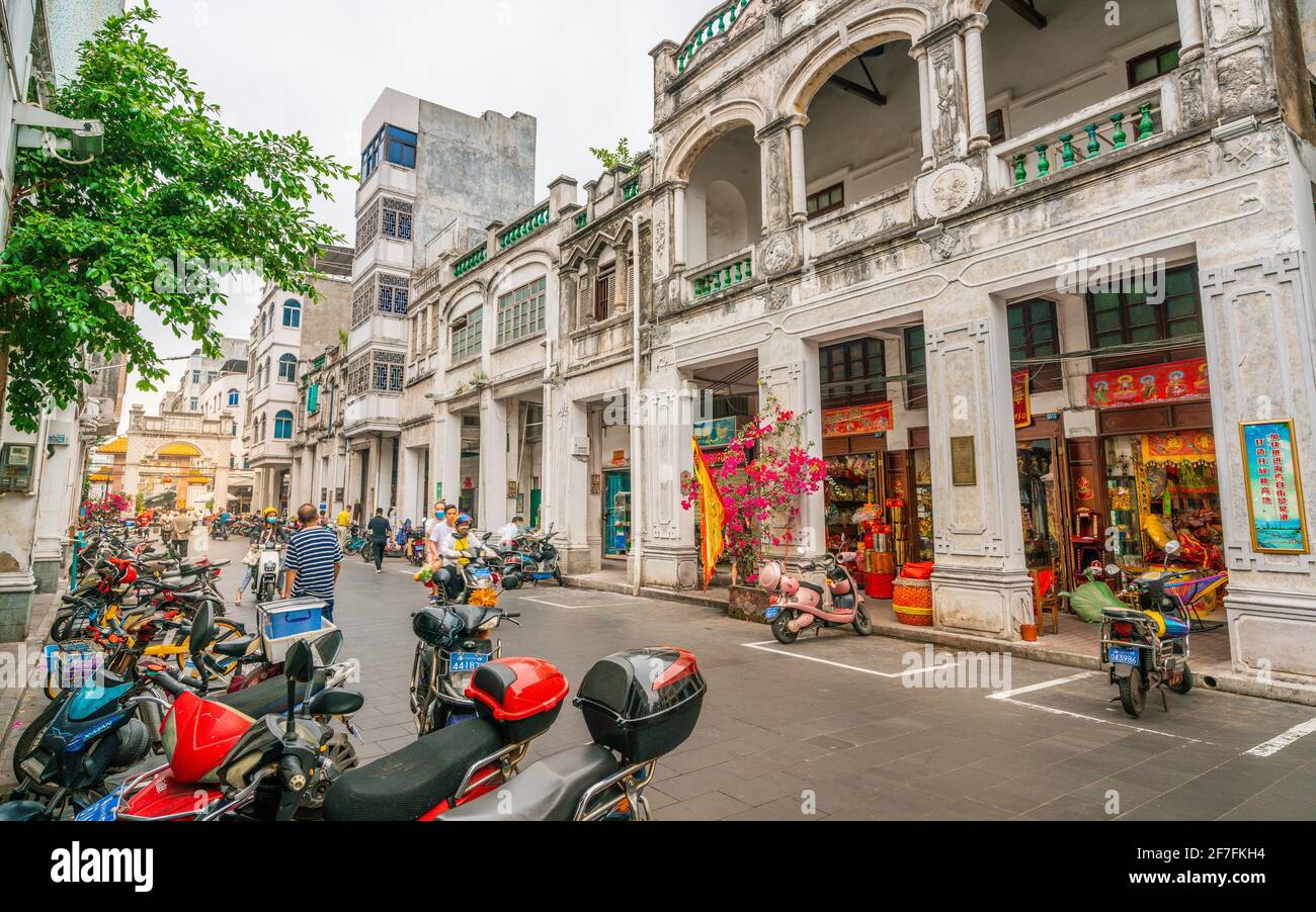 Haikou Cina, 21 marzo 2021: Vista sulla strada di Xinmin strada ovest con di vecchi edifici coloniali sotto portico nel centro storico di Haikou Qilou Cina Hainan Foto Stock