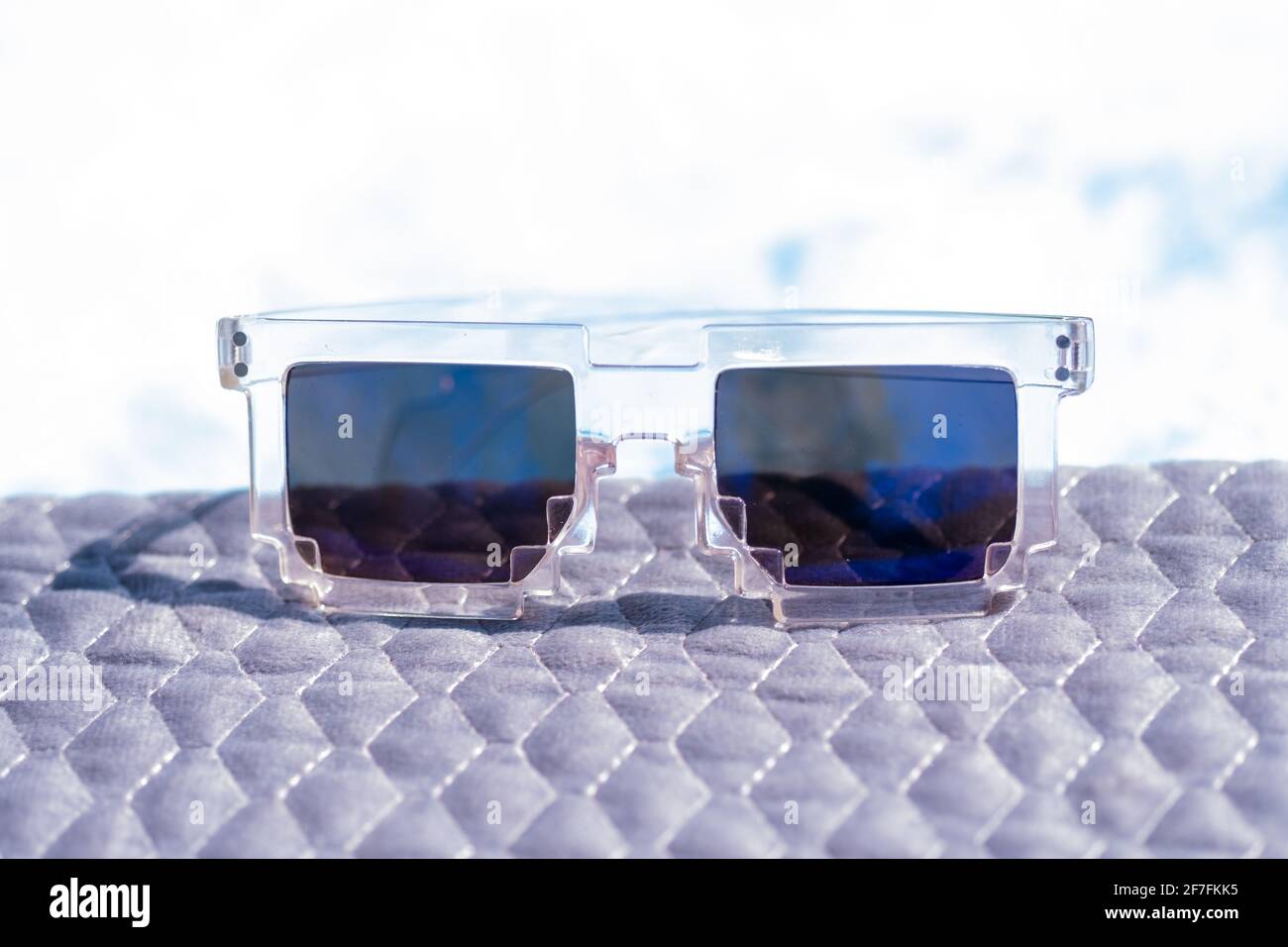 Occhiali da sole pixel con lenti blu modello sparare in un closeup di giorno  d'estate. Messa a fuoco selettiva Foto stock - Alamy