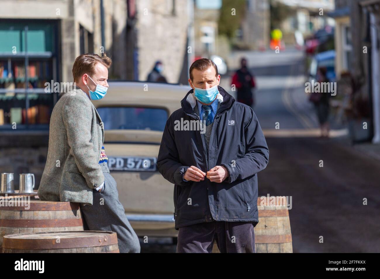 Grassington, Regno Unito. 7 aprile 2021. Nicholas Ralph (James Herriot) e Callum Woodhouse (Tristan Farnon) provano una scena indossando maschere durante le riprese per la seconda serie del Channel 5 re-make of All Creatures Great and Small si svolge nel villaggio di Grassington nello Yorkshire Dales Nation Park. (Credit: Tom Holmes Photography / Alamy Live News) Foto Stock