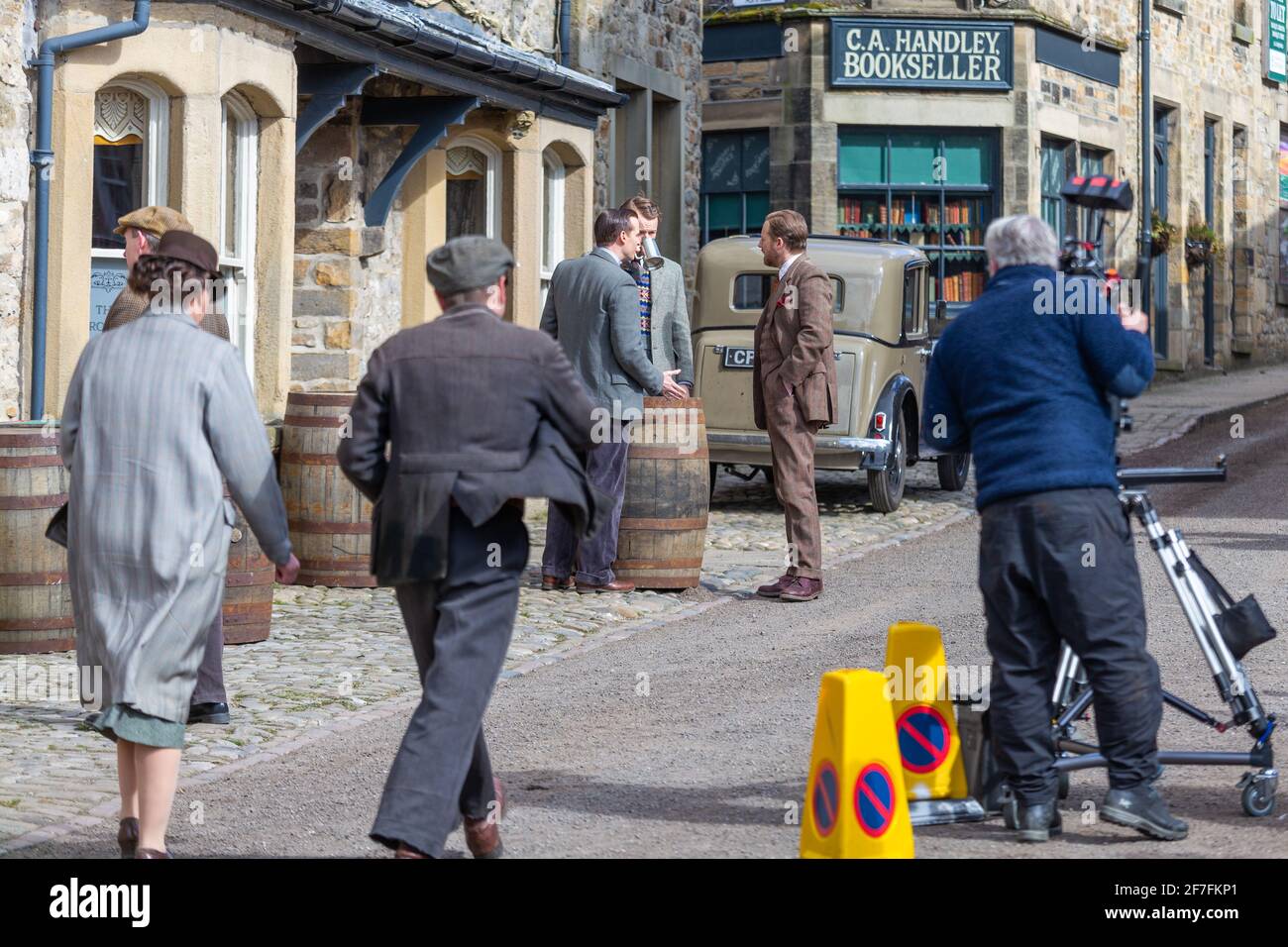 Grassington, Regno Unito. 7 aprile 2021. Nicholas Ralph (James Herriot), Samuel West (Siegfried Farnon) e Callum Woodhouse (Tristan Farnon) provano una scena durante le riprese per la seconda serie della Channel 5 re-make of All Creatures Great and Small si svolge nel villaggio di Grassington nel Yorkshire Dales Nation Park. (Credit: Tom Holmes Photography / Alamy Live News) Foto Stock