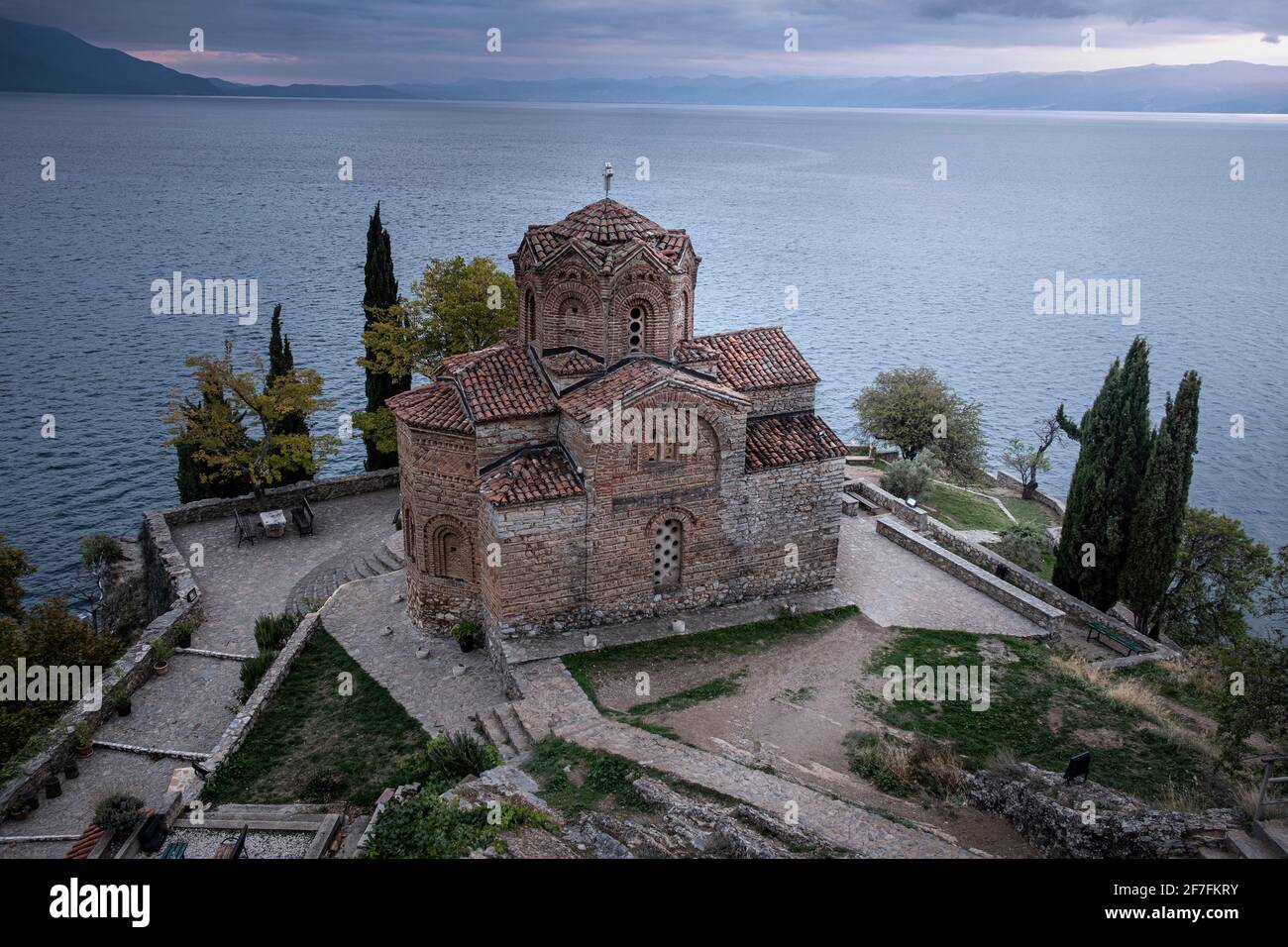 Ora blu a San Giovanni a Kaneo, una chiesa ortodossa situata sulla scogliera che domina il lago Ohrid, patrimonio dell'umanità dell'UNESCO, Ohrid, Macedonia del Nord Foto Stock