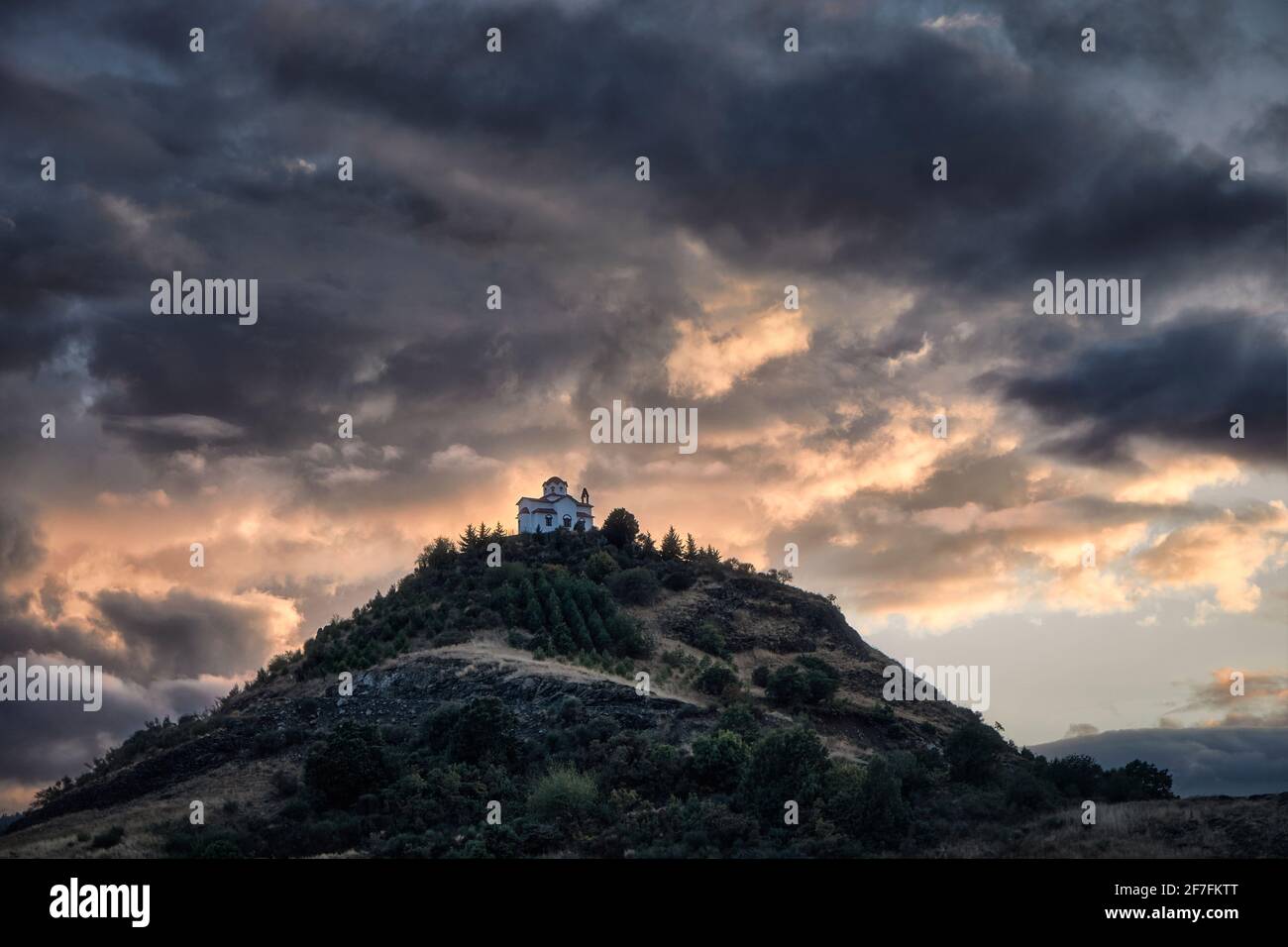 Tramonto nuvoloso su una piccola chiesa sulla cima di una collina, Tessaglia, Grecia, Europa Foto Stock