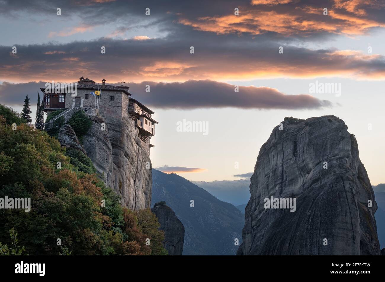 Nuvole al tramonto su Roussanou (St. Barbara), Meteora, Patrimonio dell'Umanità dell'UNESCO, Tessaglia, Grecia, Europa Foto Stock