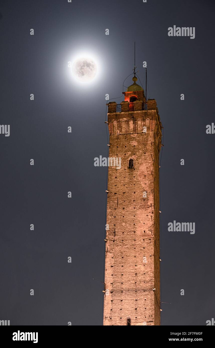 Luna piena e Torre Asinelli, la torre più alta di Bologna e simbolo della città, Bologna, Emilia Romagna, Italia, Europa Foto Stock