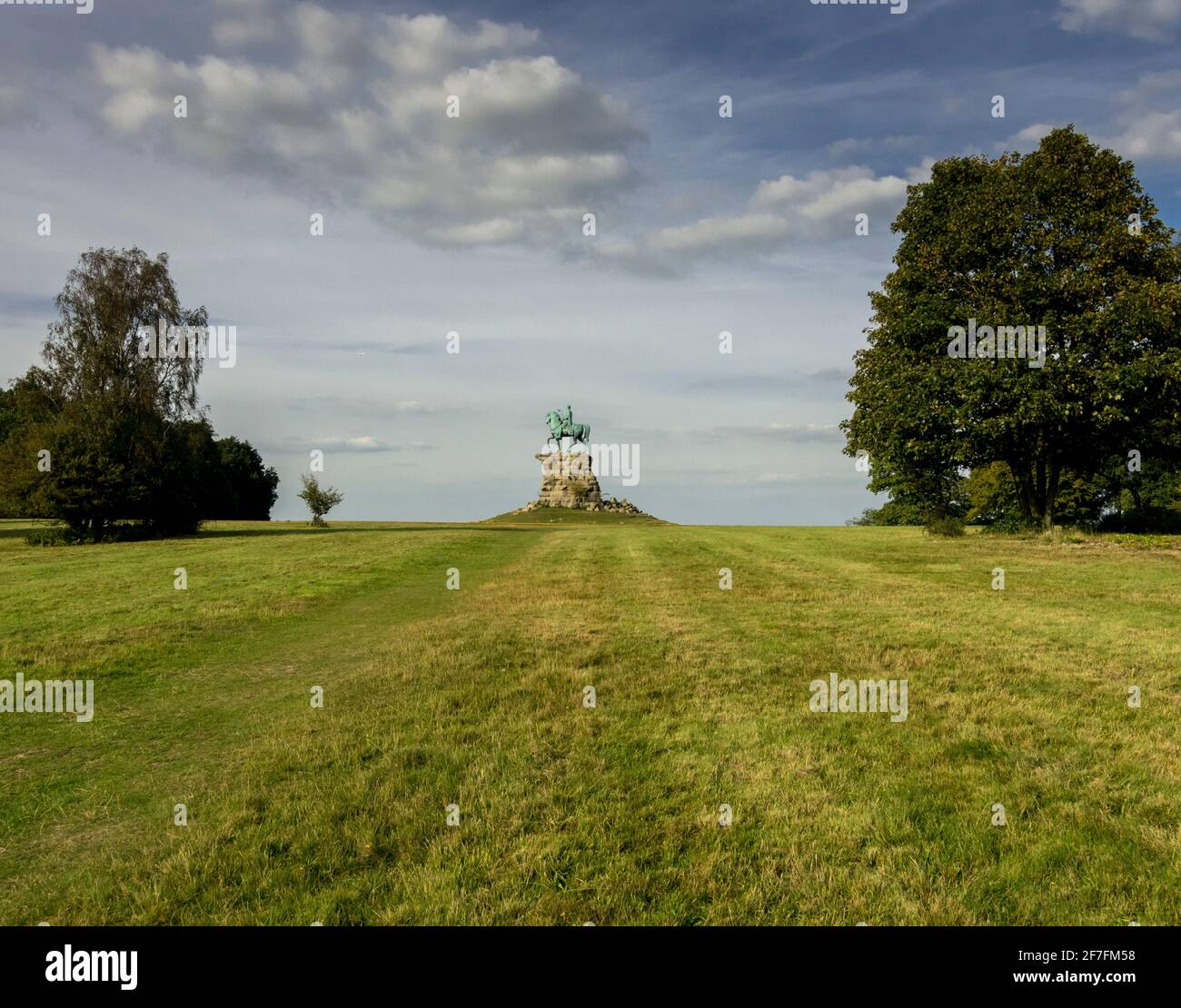 Una vista distante della statua del Cavallo di rame (George III) dal Long Walk, Windsor Great Park, Berkshire, Regno Unito. Foto Stock