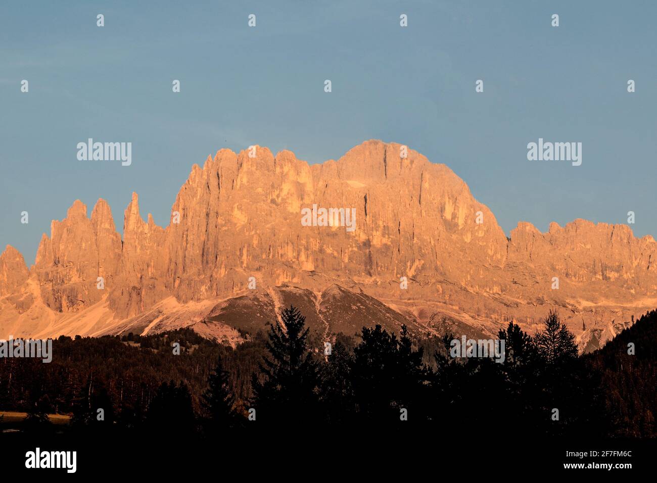Tramonto arancione chiamato enrosadira sul monte Catinaccio, Val di Tires, Bolzano, Italia, Europa Foto Stock