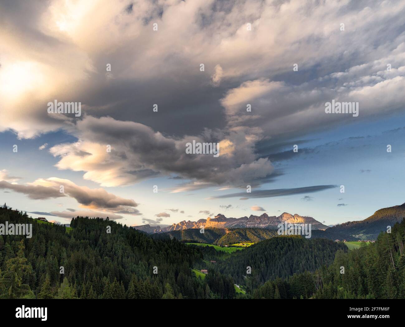 Tramonto sul monte Catinaccio nelle Dolomiti e copertura nuvolosa, Trentino-Alto Adige, Italia, Europa Foto Stock