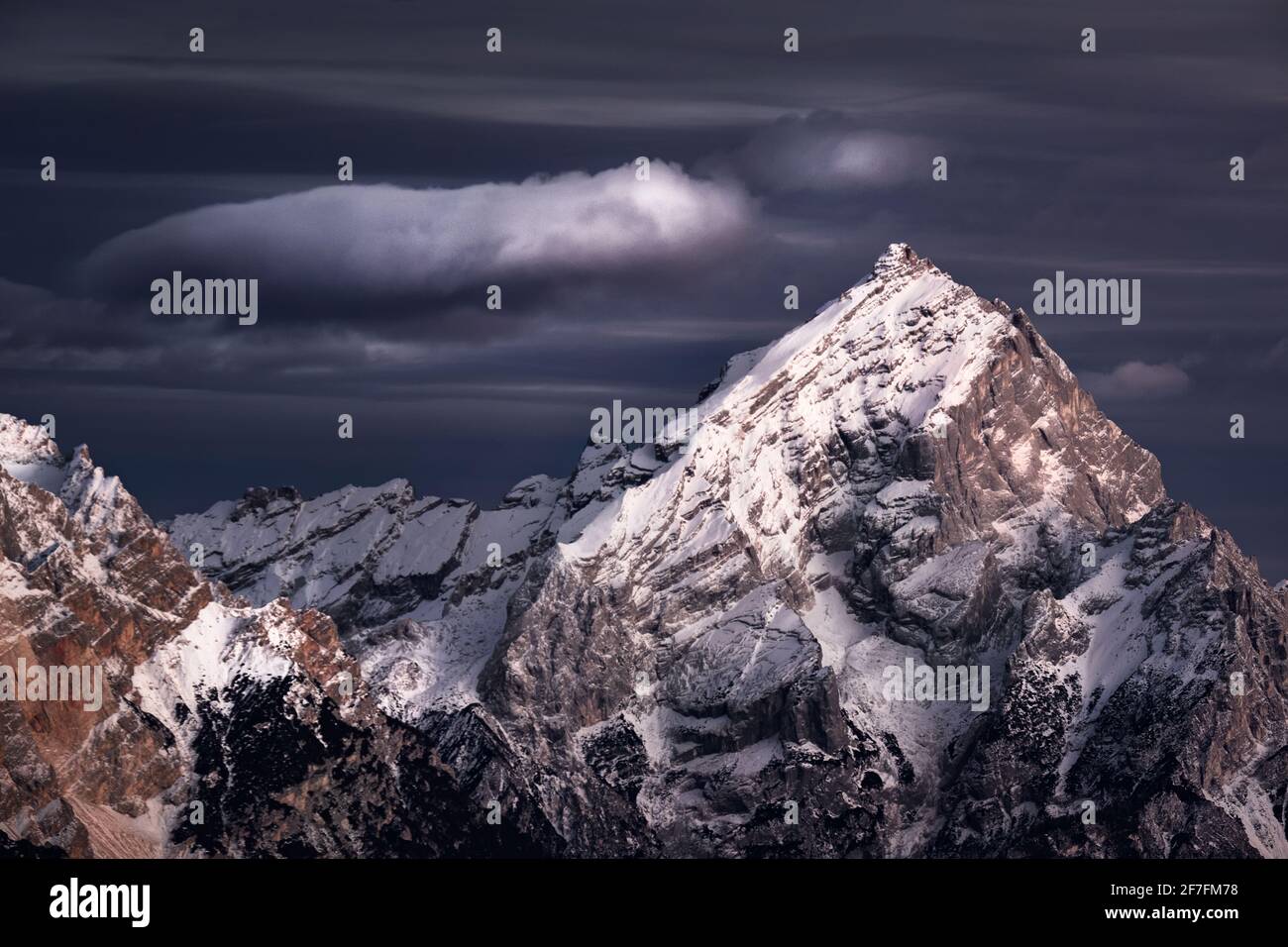 Montagne Antelao con neve e una nuvola solitaria, Dolomiti, Trentino-Alto Adige, Italia, Europa Foto Stock