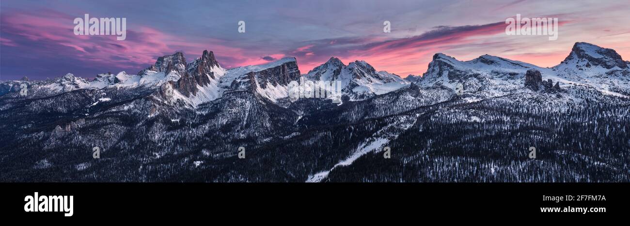 Panoramica al tramonto delle Dolomiti di Cortina d'Ampezzo innevate, Croda da Lago, Pelmo, cinque Torri, Trentino-Alto Adige, Italia Foto Stock