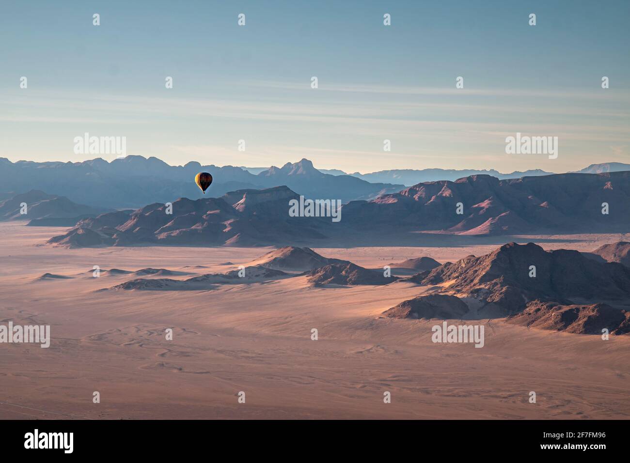 Montagne rocciose, vista aerea con volo in mongolfiera su di esso, Namibia, Africa Foto Stock