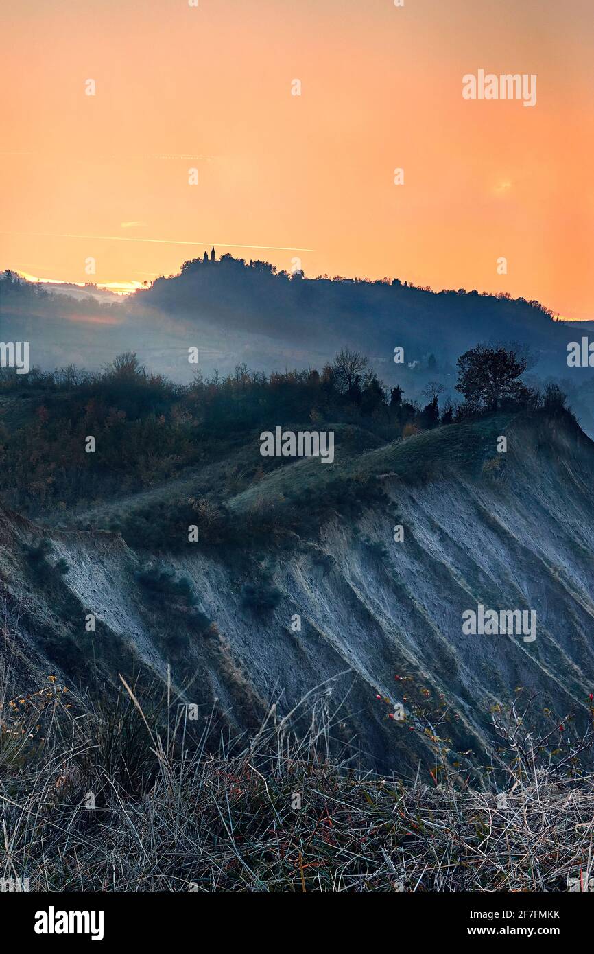 Tramonto arancione sulle terre di badlands, Emilia Romagna, Italia, Europa Foto Stock