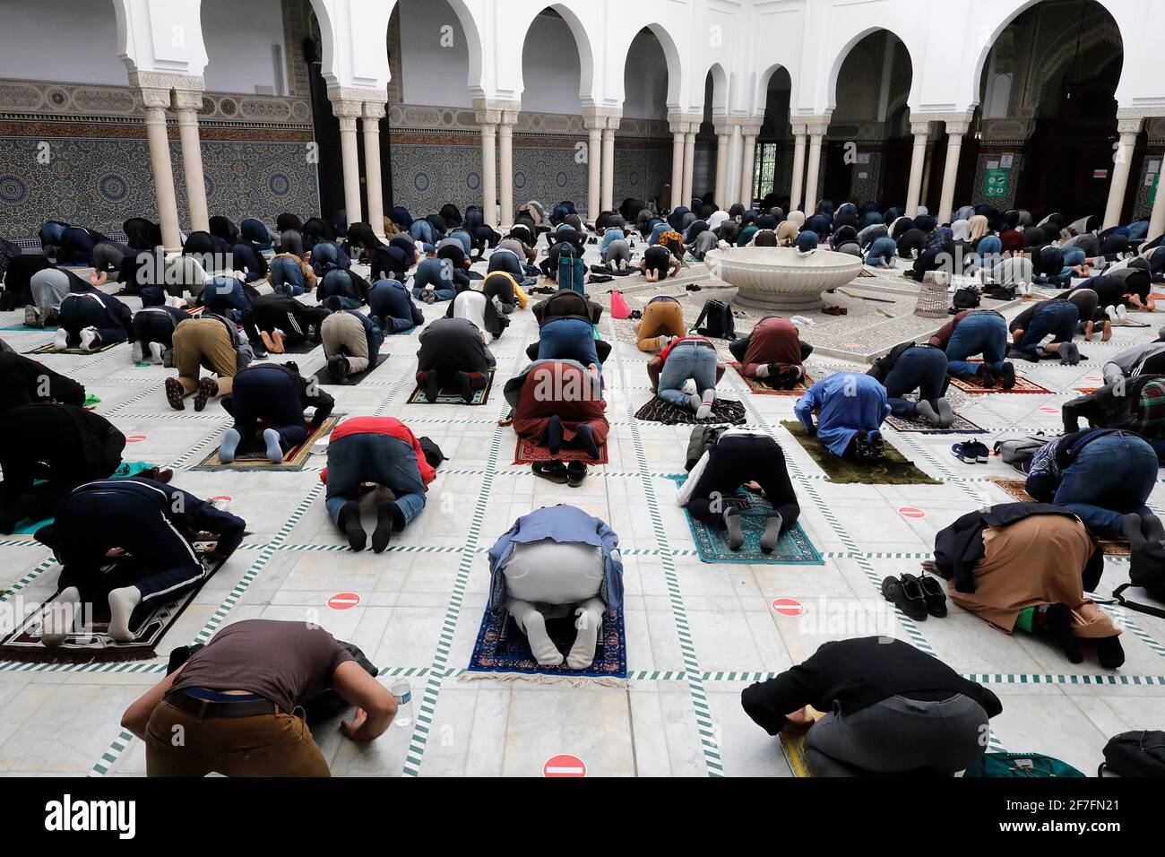 Preghiere alla Grande Moschea di Parigi, Parigi, Francia, Europa Foto Stock