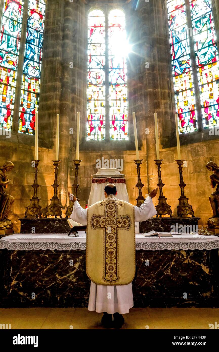 Messa nella chiesa di San Nicola, durante la chiusura del 2019, Beaumont le Roger, Eure, Francia, Europa Foto Stock