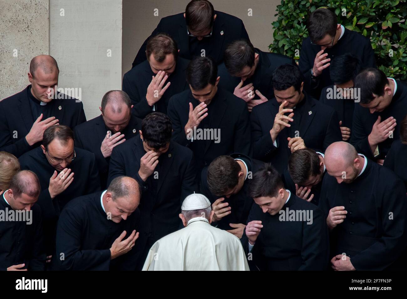 Papa Francesco prega con i sacerdoti al termine di una limitata udienza pubblica nel cortile di San Damaso in Vaticano, Roma, Lazio, Italia, Europa Foto Stock