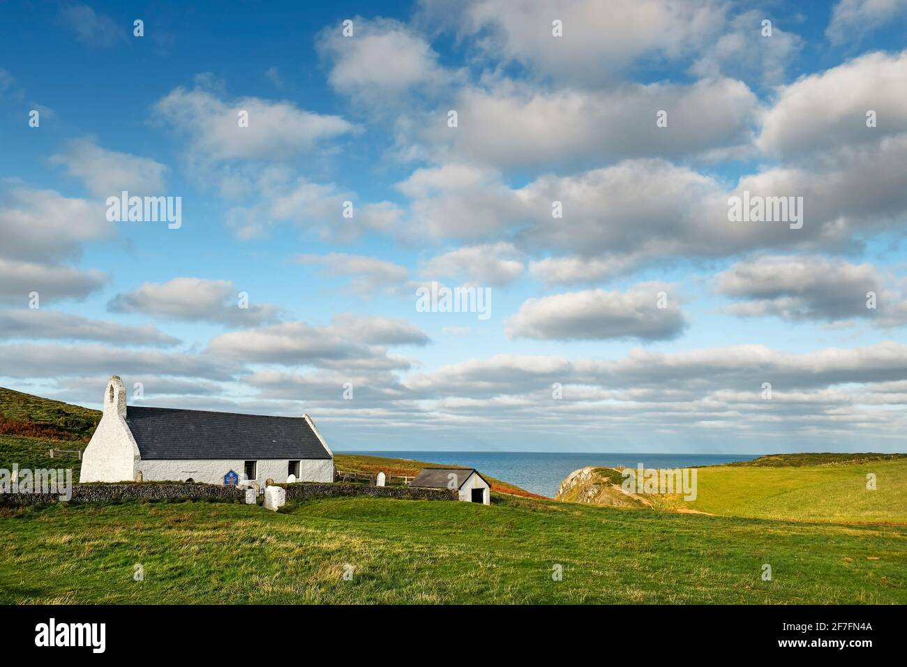 La chiesa 13 ° secolo della Santa Croce, una chiesa parrocchiale di grado 1 vicino alla popolare spiaggia di Mwnt, Mwnt, Ceredigion, Galles, Regno Unito, Europa Foto Stock