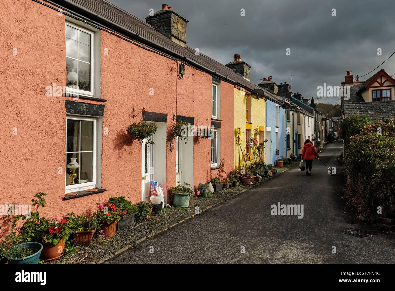 Case colorate su Water Street in questo vecchio villaggio costiero di costruzione navale sul fiume Arth, Aberarth, Ceredigion, Galles, Regno Unito Foto Stock