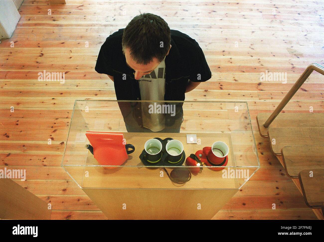 UN VISITATORE DEGLI STUDENTI DESIGN AWARDS IN MATTONE CORSIA ESAMINA ALCUNI DEI LAVORI IN OFFERTA. I PREMI SONO IN COLLABORAZIONE CON LA RSA.(SOCIETÀ REALE PER L'INCORAGGIAMENTO DELLE ARTI.) Foto Stock