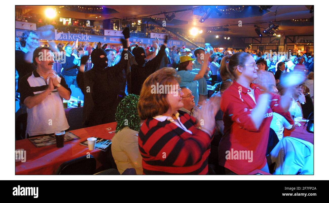 Embassy World Darts Championship.....i tifosi reagiscono alle altalene nella gara di freccette. Molti si vestono per sostenere i loro giocatori preferiti. Il concorso si svolge presso il Lakeside Country Club, Frimley Green, Surrey.pic David Sandison 6/1/2003 Foto Stock