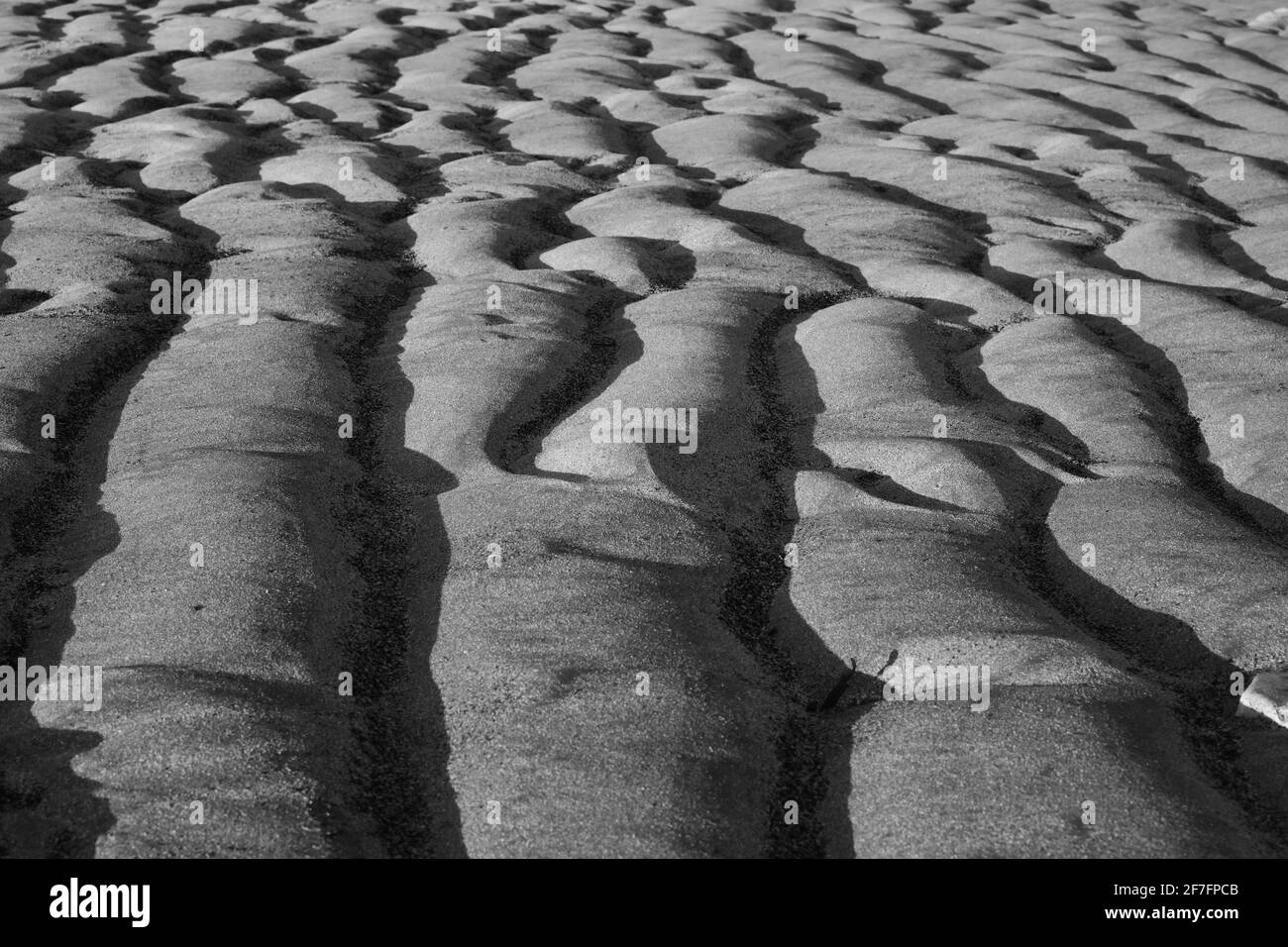 Increspature nella sabbia causate dalla marea in fase di recedimento. Foto Stock