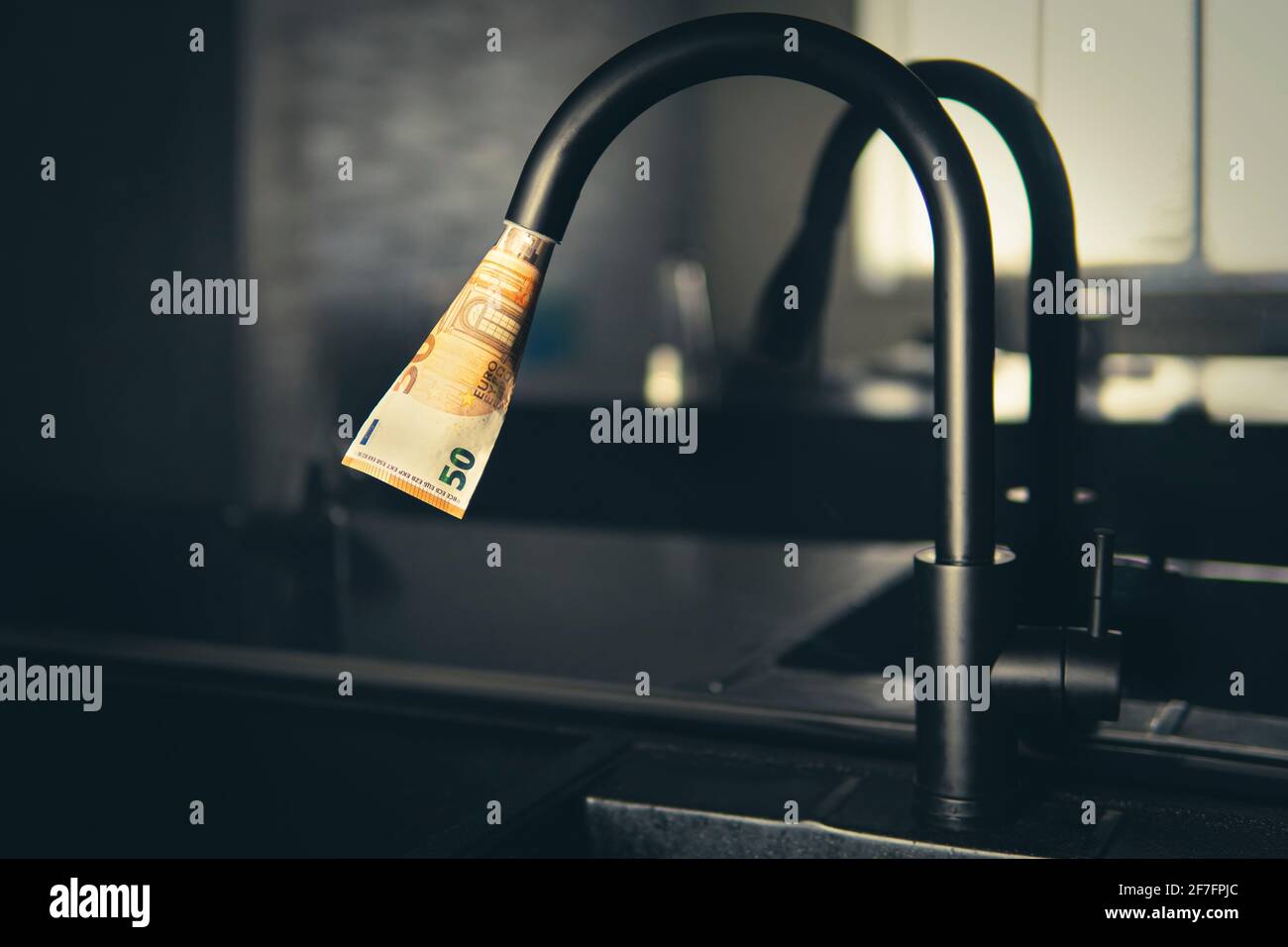 Approvvigionamento di acqua costoso. Il concetto di aumentare il prezzo dei servizi pubblici per la popolazione. Acqua calda e fredda costosa a casa. Foto Stock