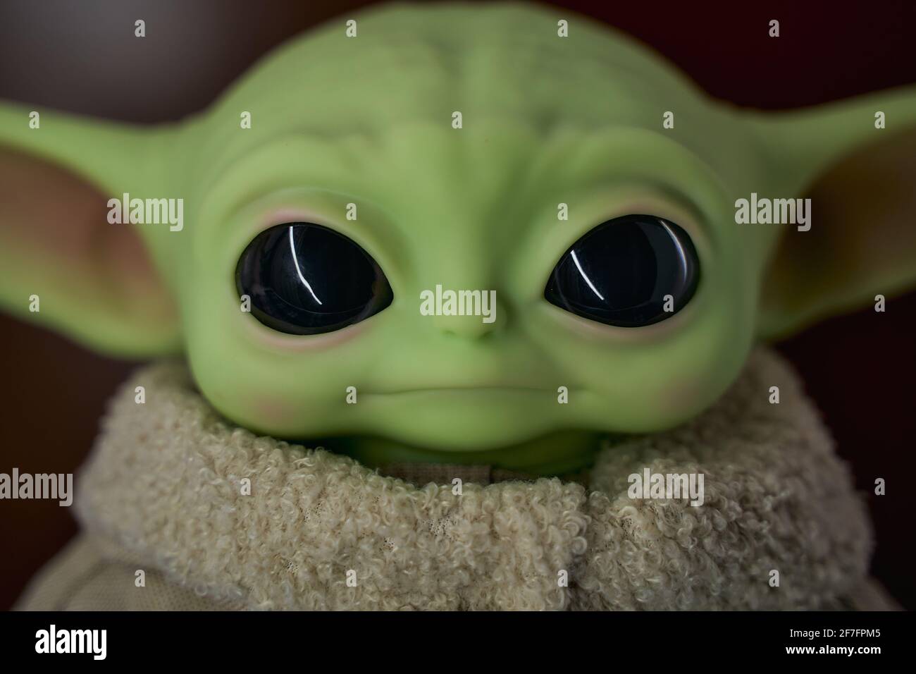 Aprile, 2021: Il bambino, Grogu o Yoda bambino, personaggio immaginario dalla serie televisiva il mandaloriano Foto Stock