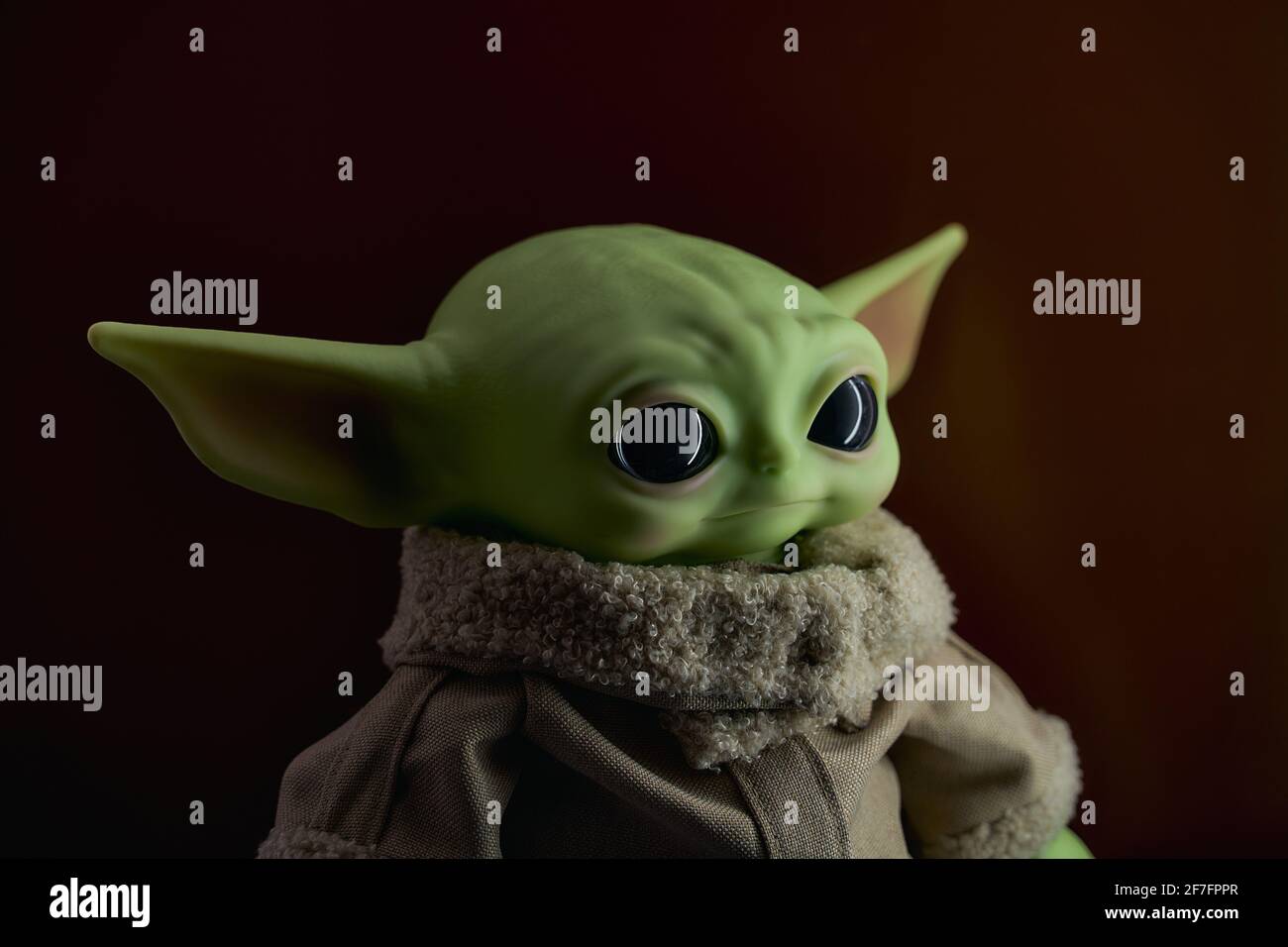 Aprile, 2021: Il bambino, Grogu o Yoda bambino, personaggio immaginario dalla serie televisiva il mandaloriano Foto Stock