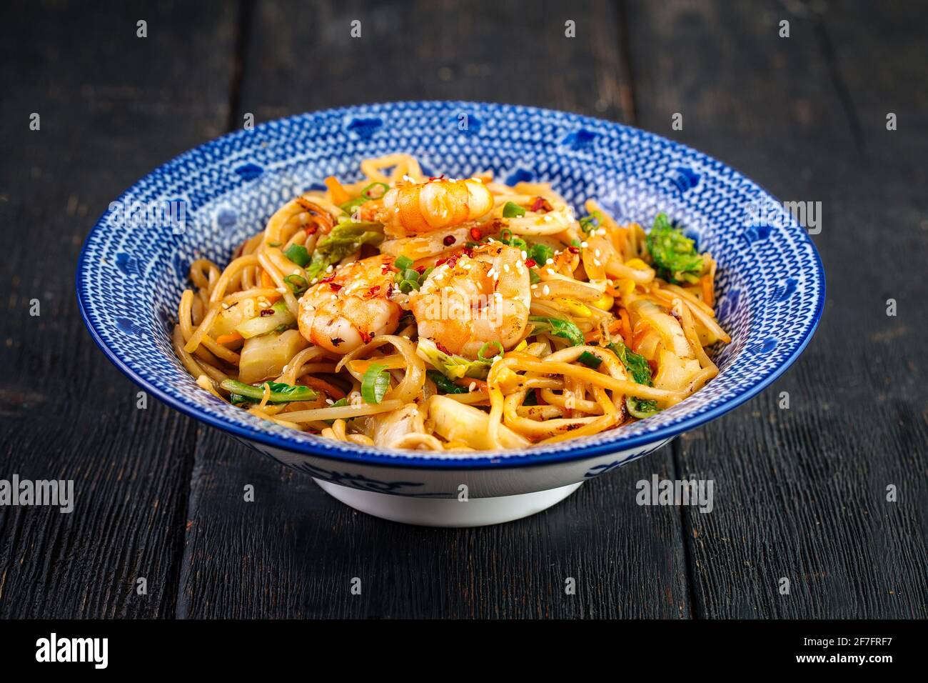 Tagliatelle di pesce asiatico in una ciotola tradizionale Foto Stock