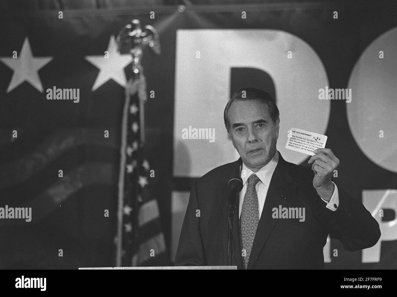 SEN. BOB DOLE MOSTRA COPIA DEL DECIMO AMMENDMENT ALLA COSTITUZIONE DEGLI STATI UNITI A WILLIAM PENN COLL.RALLY OSKALOOSA Foto Stock