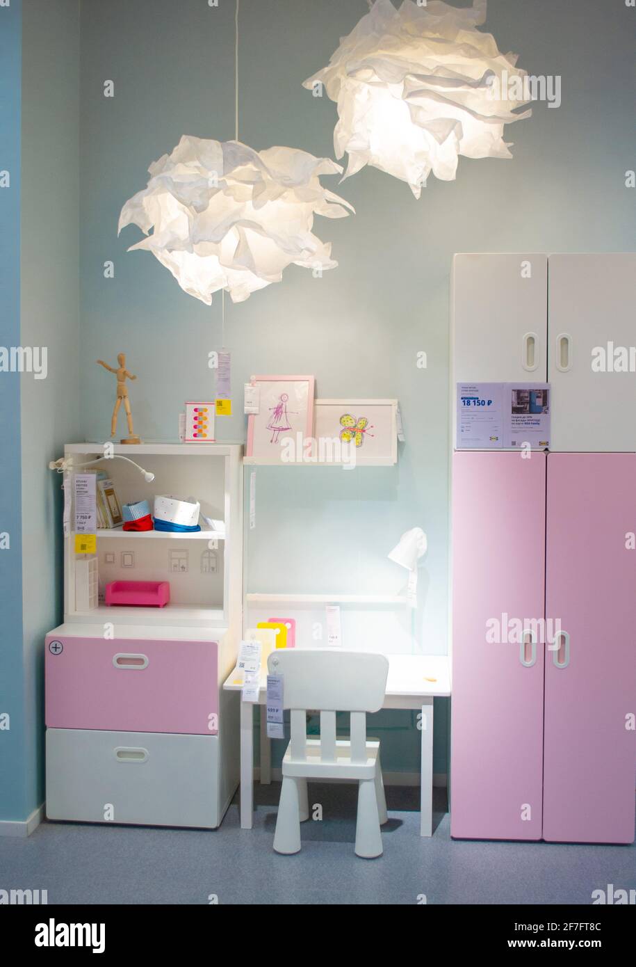 Mosca, Russia, 2019 settembre: Una stanza per un bambino in colori rosa e bianco nello showroom di un negozio Ikea. Foto verticale. Foto Stock